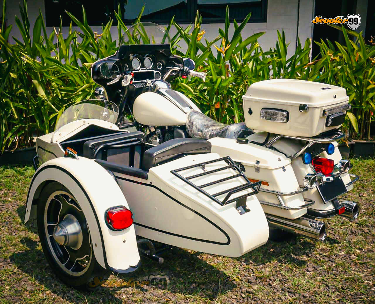 Harley Davidson Sidecar White Touring Edition – windshield and trim